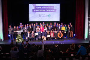Foto-de-familia-de-todos-los-premiados-de-la-VII-edicion-de-los-Premios-Fundacion-DomusVi-scaled-e1669219143980
